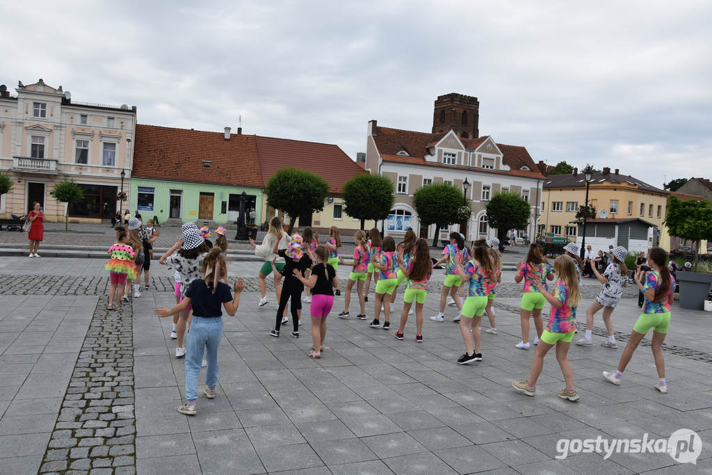 Gostyń. Zakończenie sezonu w szkole tańca Desperado. Podopieczni wraz z dorosłymi mieszkańcami tańczą "Jerusalema" w Wituś DANCE CHALLENGE 