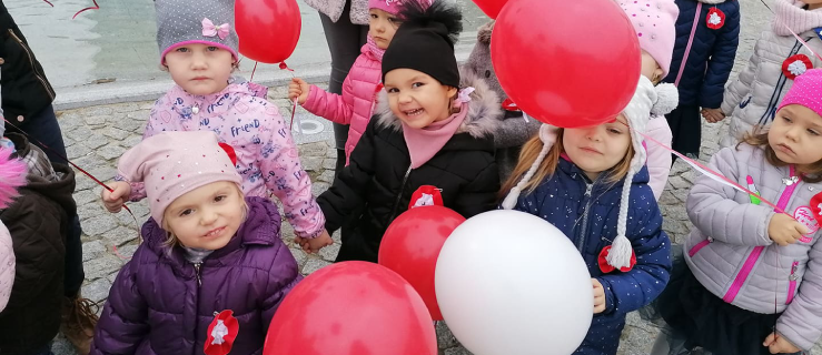 Wspólne śpiewanie hymnu na rynku. Do nieba poleciało 360 balonów  - Zdjęcie główne