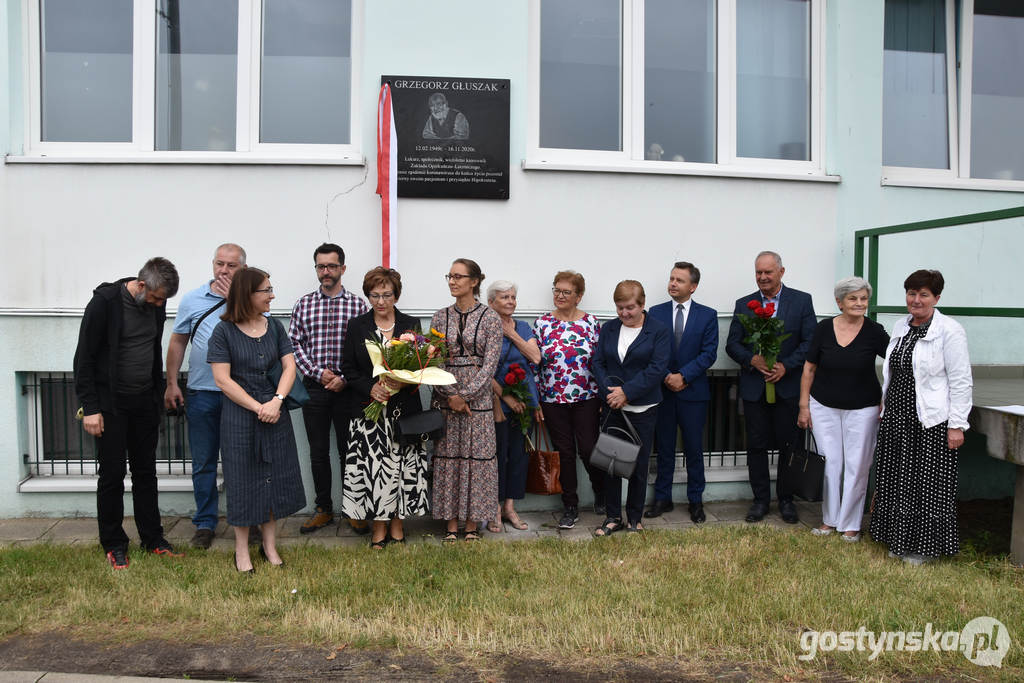 Gostyń. Odsłonięcie tablicy na ZOL-u w Gostyniu ku pamięci  reumatologa Grzegorza Głuszaka