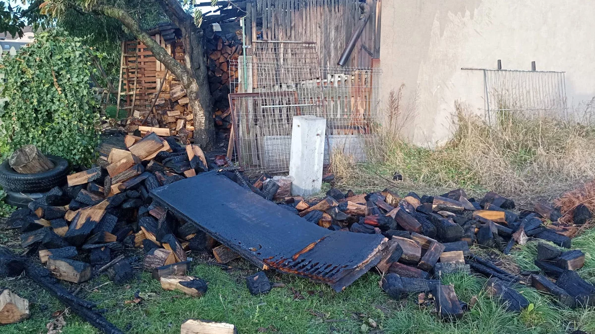 W Borku Wlkp. wybuchł pożar w składzie drewna opałowego. Jakie są straty? - Zdjęcie główne