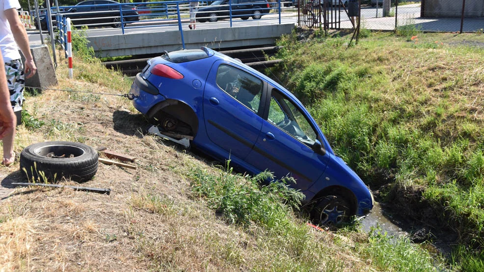 Kolizja w centrum Gostynia. Kobieta kobiecie w bok trzasnęła. Samochód w rowie - Zdjęcie główne