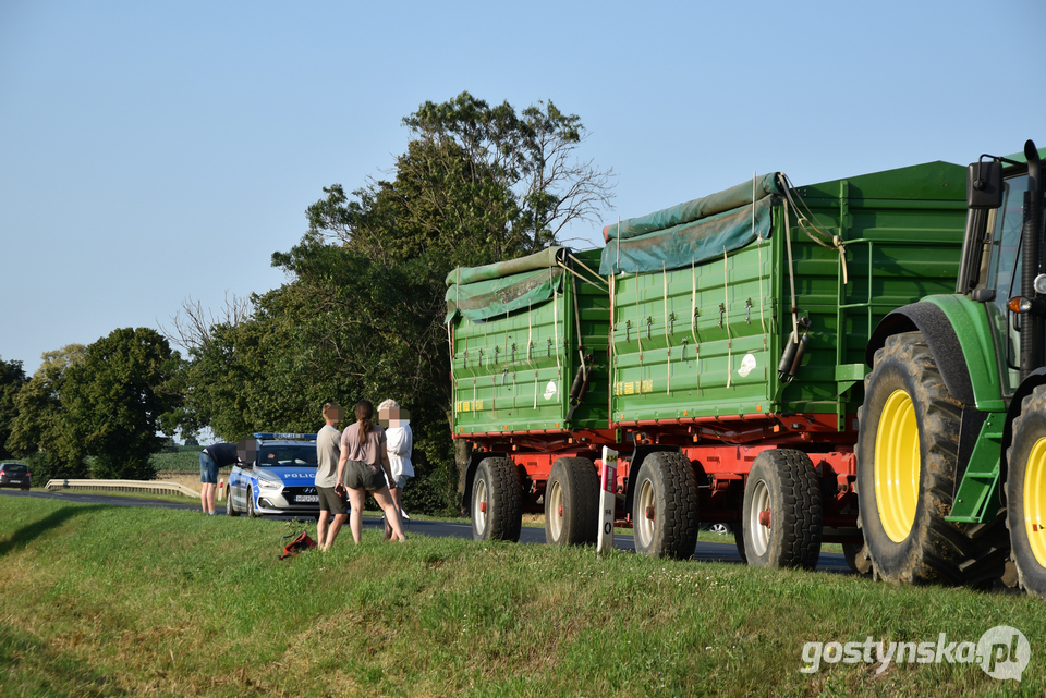 Gostyń - Krobia. Kolizja osobówki z ciągnikiem rolniczym z przyczepami na drodze wojewódzkiej 434. Pogorzela - Pępowo - do zderzenia dwóch samochodów doprowadziła nastolatka, kierujące bez uprawnień