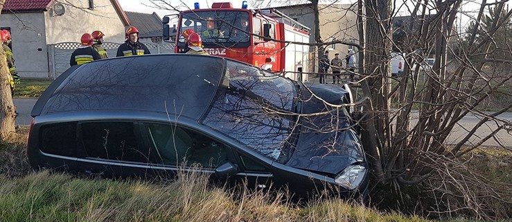 Kolizja osobówki z podnośnikiem hydraulicznym. Obrażenia odniosły mama i dzieci [AKTUALIZACJA] - Zdjęcie główne