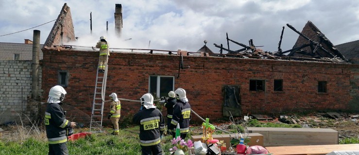 Rodzina straciła dach nad głową. Nasi strażacy pomagali, bo mogło zabraknąć wody - Zdjęcie główne