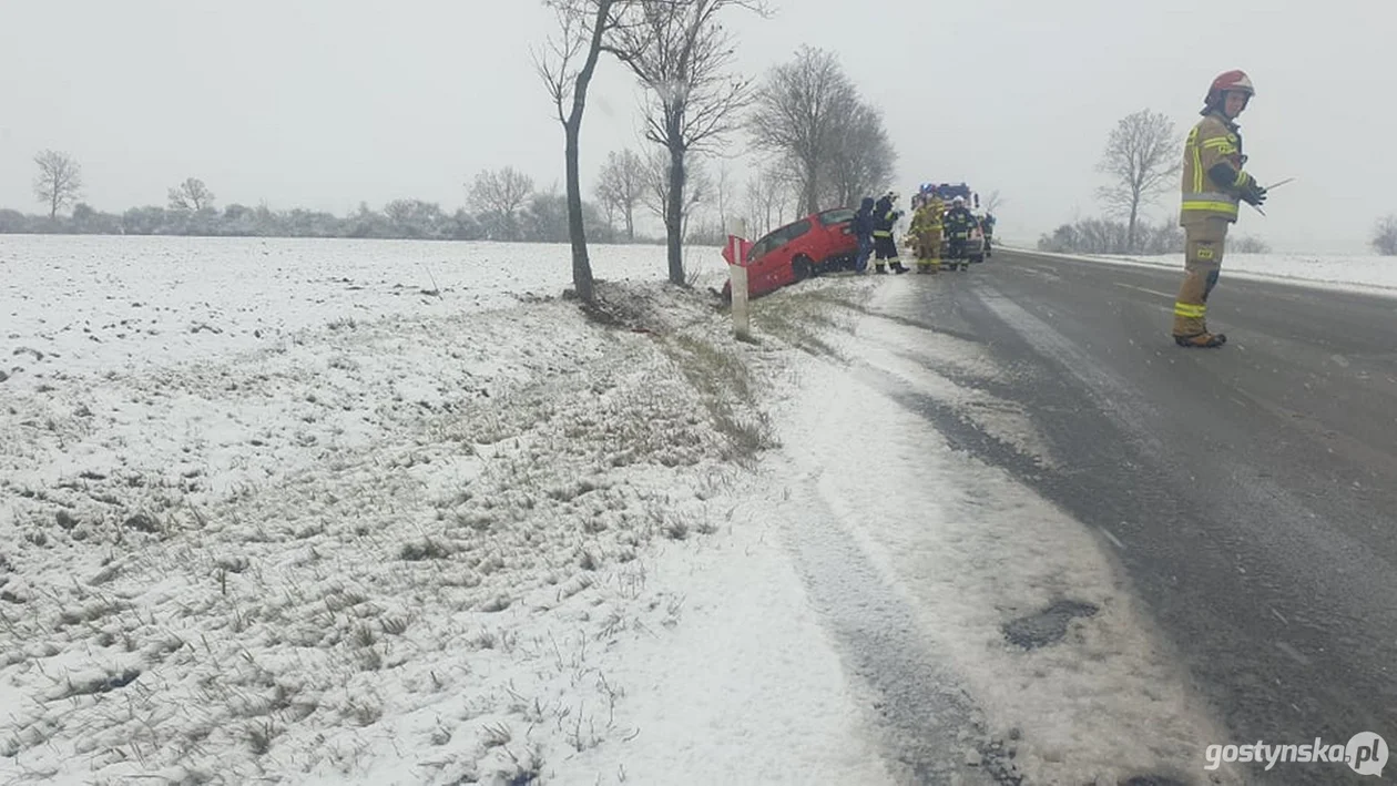 Po intensywnych opadach śniegu na drogach jest bardzo śliski. Kierowcy muszą zwrócić uwagę na złe warunki pogodowe