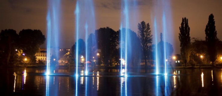 Tańcząca fontanna w jarocińskim parku  - Zdjęcie główne