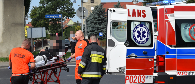 Na miejscu zastali siedzącego obok pojazdu motocyklistę. Uskarżał się na ból - Zdjęcie główne