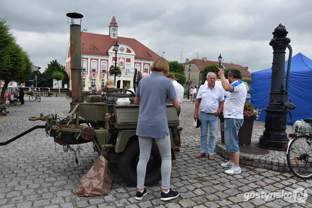 Powiatowy Dzień Bezpieczeństwa na gostyńskim rynku zaciekawił mieszkańców - od najmłodszych do najstarszych