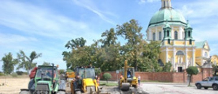  Kolejne parkingi przy bazylice - Zdjęcie główne