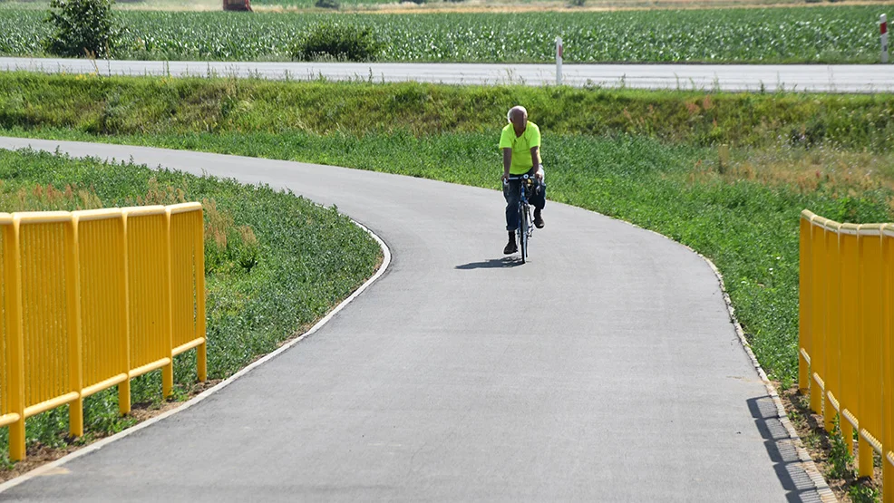 Ścieżka rowerowa Gostyń - Kunowo jest skończona. Asfalt leży, most błyszczy, cykliści jeżdżą, piesi spacerują - Zdjęcie główne