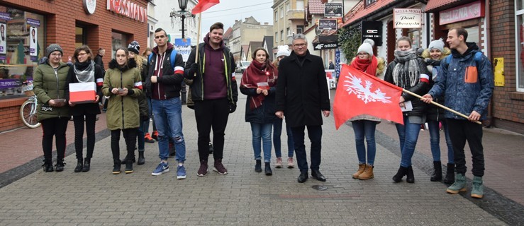 Rozdawali flagi i ulotki. Przypominali o powstaniu wielkopolskim - Zdjęcie główne