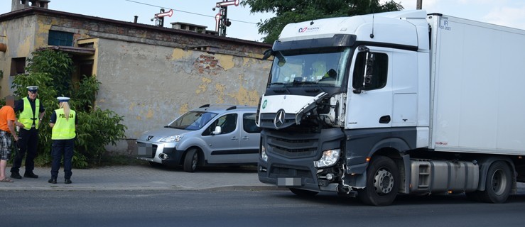 Star zahaczył ciężarowego mercedesa - Zdjęcie główne