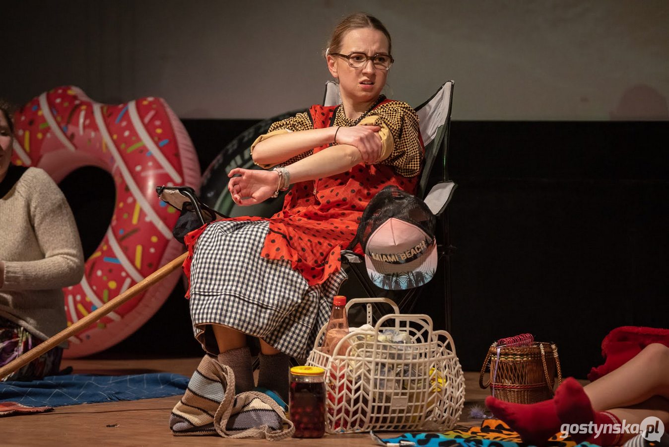 Krobia. Po prawie dwuletniej przerwie spowodowanej koronawirusowymi obostrzeniami w kulturze na scenę ze spektaklem gwarowym „Szafa kwiczy i w tango” powróciła krobska Grupa Teatralna "Na Fali". Jest to trzecia już cześć przygód Babci Janiny i jej rodziny