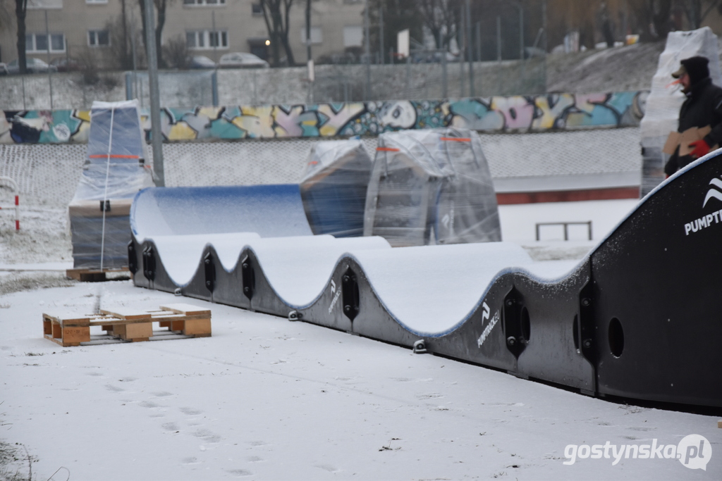 Gostyń. Montaż pumptracka na wałach przy ul. Leszczyńskiej