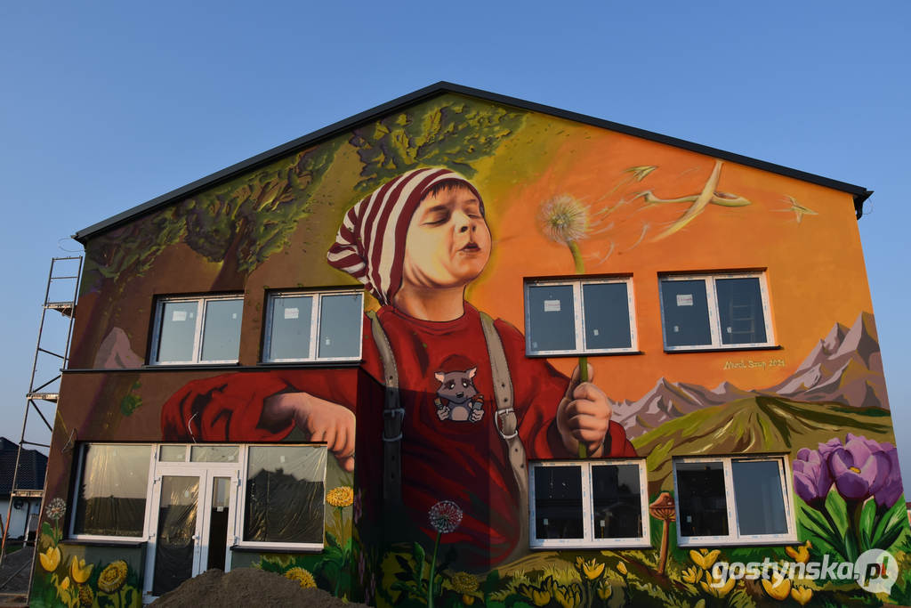 Gostyń - Brzezie. W podgostyńskiej wiosce, na budynku niepublicznego przedszkola powstaje piękny mural