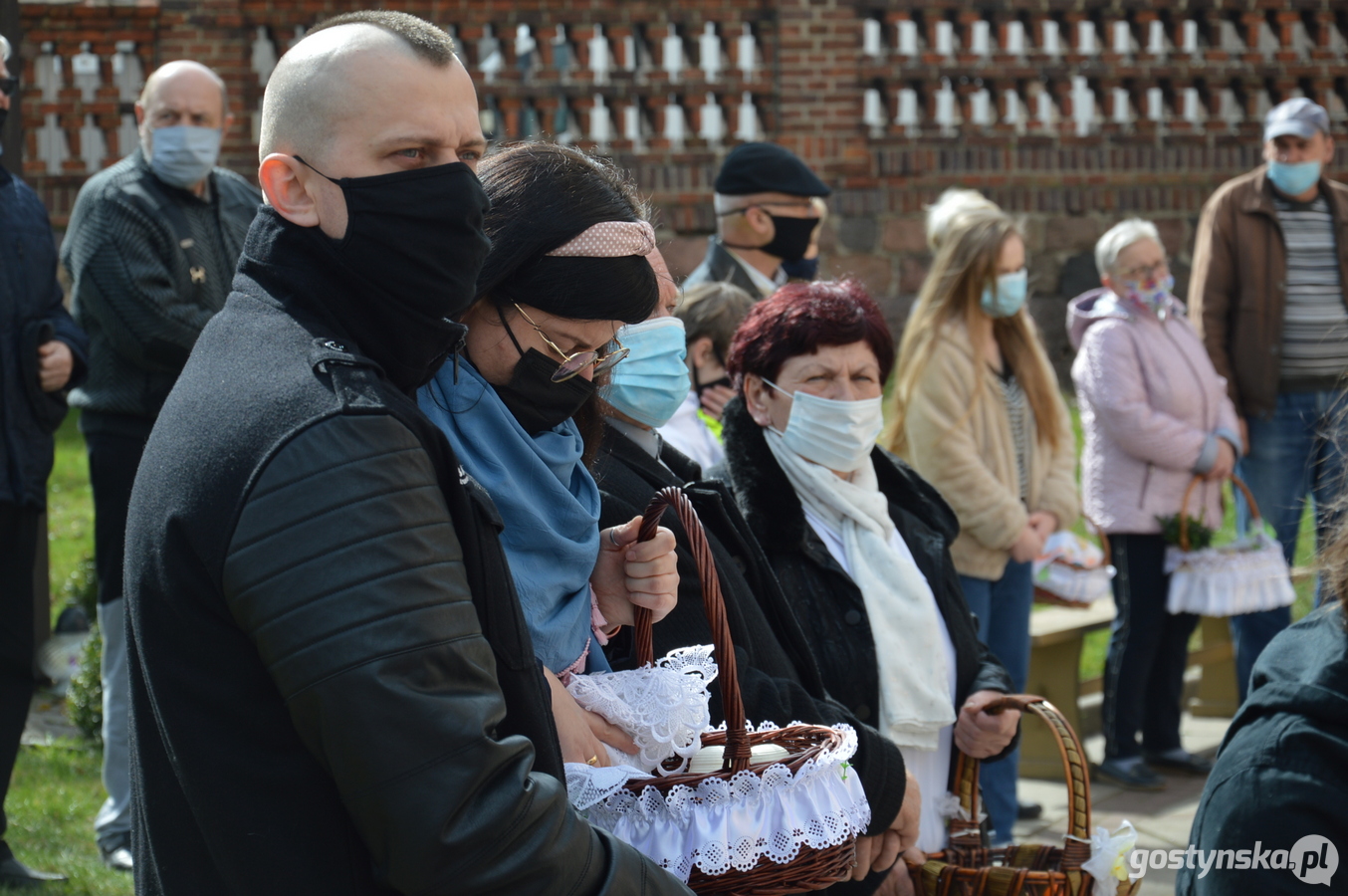 Krobia. Prymas Polski abp Wojciech Polak zachęcał do tego, by w związku z epidemią "kultywować dobry zwyczaj" święcenia pokarmów w domu, który rozpoczął się w zeszłym roku. Część wiernych wolała jednak uczestniczyć w bardziej tradycyjnej święconce