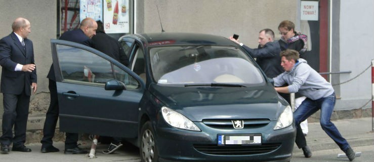 Peugeotem na chodnik - Zdjęcie główne