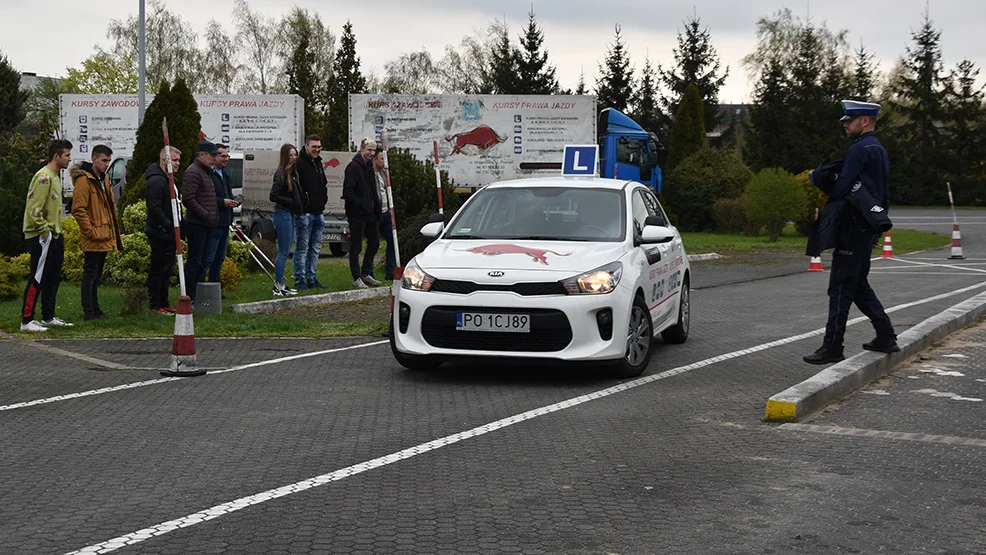 Młodzież i dzieci z powiatu gostyńskiego rywalizowali na torze przeszkód. Oceniali ich policjanci z KPP w Gostyniu - Zdjęcie główne