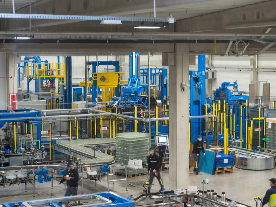 Gostyń. Praca w hucie Ardagh Glass Gostyń. Co powstaje ze współpracy hutników i urządzeń sterowanych automatycznie?