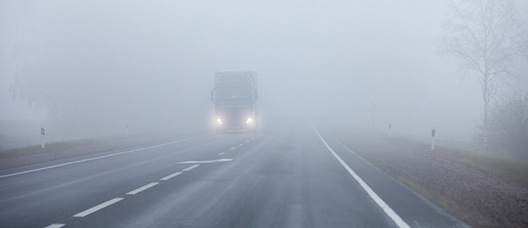 Gęsta mgła, ograniczająca widoczność - Zdjęcie główne