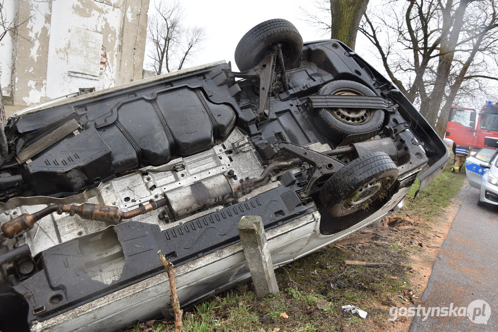 Czajkowo (gm. Gostyń). Mężczyzna na łuku drogi Gostyń - Poniec nie zapanował nad kierownicą auta i uderzył w drzewo