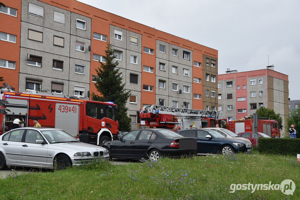 Gostyń. Aby wejść do mieszkania na osiedlu w Gostyniu, strażacy musieli wyważyć drzwi