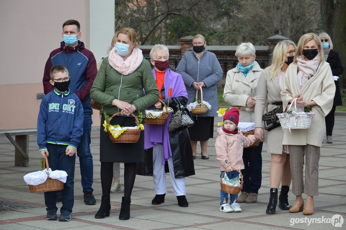 Krobia. Prymas Polski abp Wojciech Polak zachęcał do tego, by w związku z epidemią "kultywować dobry zwyczaj" święcenia pokarmów w domu, który rozpoczął się w zeszłym roku. Część wiernych wolała jednak uczestniczyć w bardziej tradycyjnej święconce