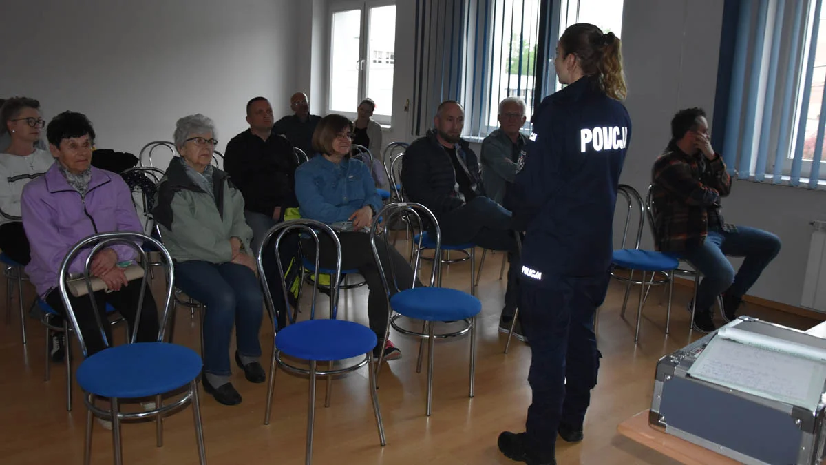 Narkotyki, dopalacze, oszustwa i włamania. Policjanci uświadamiali mieszkańców os. Tysiąclecia w Gostyniu - Zdjęcie główne