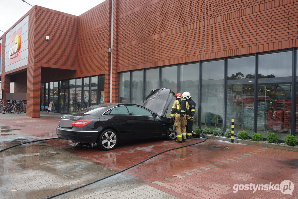 Pożar mercedesa w pobliżu marketu w Piaskach.