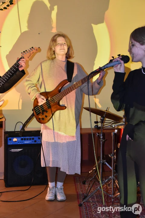 Powiat gostyński. Od roku działa muzyczna kapela Sands w składzie: Julia Rymkiewicz - wokalistka, Eryk Wika - perkusja, Dominika Krzyżostaniak - gitara basowa, Szymon Strugała - gra na gitarze elektrycznej