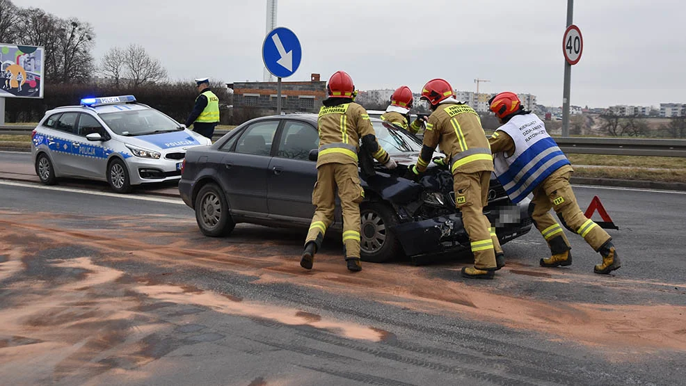 Stłuczka dwóch samochodów na krajówce. Policja kieruje ruchem - Zdjęcie główne