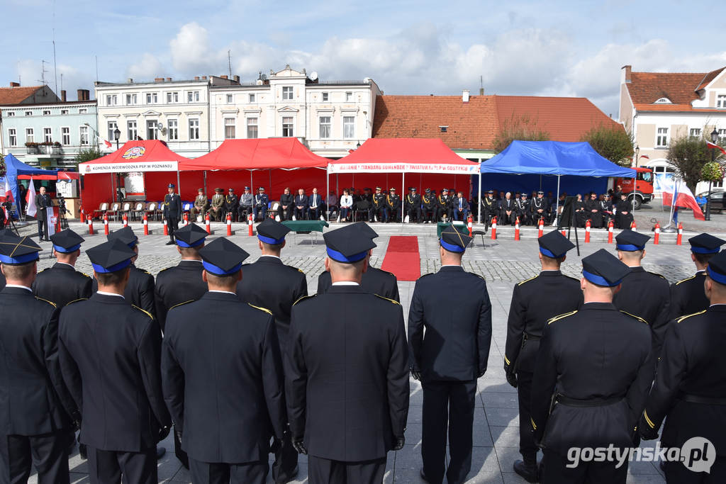 Gostyń. Podczas uroczystości nadania sztandaru KP PSP w Gostyniu strażakom - zawodowym i ochotnikom wręczono odznaczenia prezydenckie