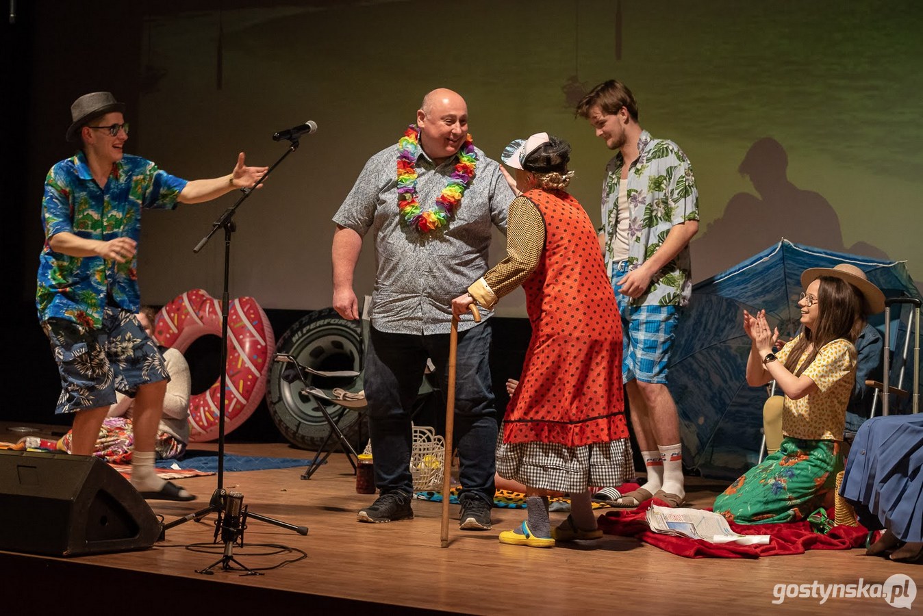 Krobia. Po prawie dwuletniej przerwie spowodowanej koronawirusowymi obostrzeniami w kulturze na scenę ze spektaklem gwarowym „Szafa kwiczy i w tango” powróciła krobska Grupa Teatralna "Na Fali". Jest to trzecia już cześć przygód Babci Janiny i jej rodziny