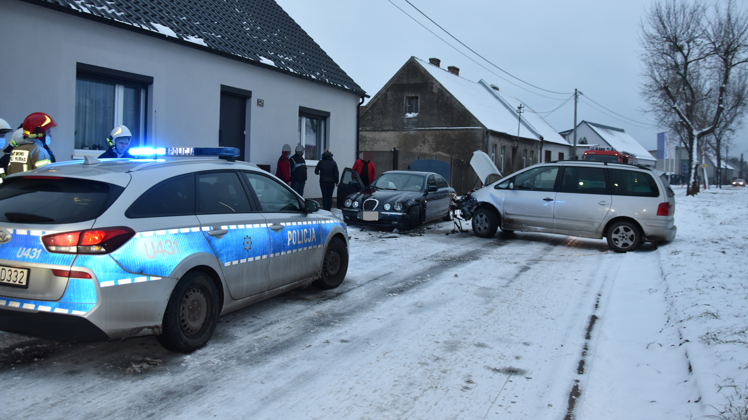 Czołówka na oblodzonej drodze - Zdjęcie główne