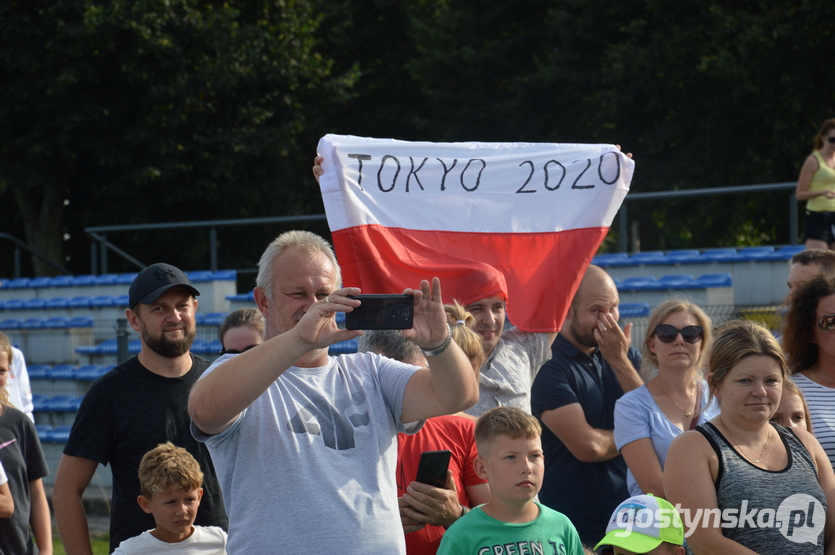 Gostyń. Na stadionie miejskim w Gostyniu Adama Nowickiego powitali fani, znajomi oraz burmistrz Jerzy Kulak.