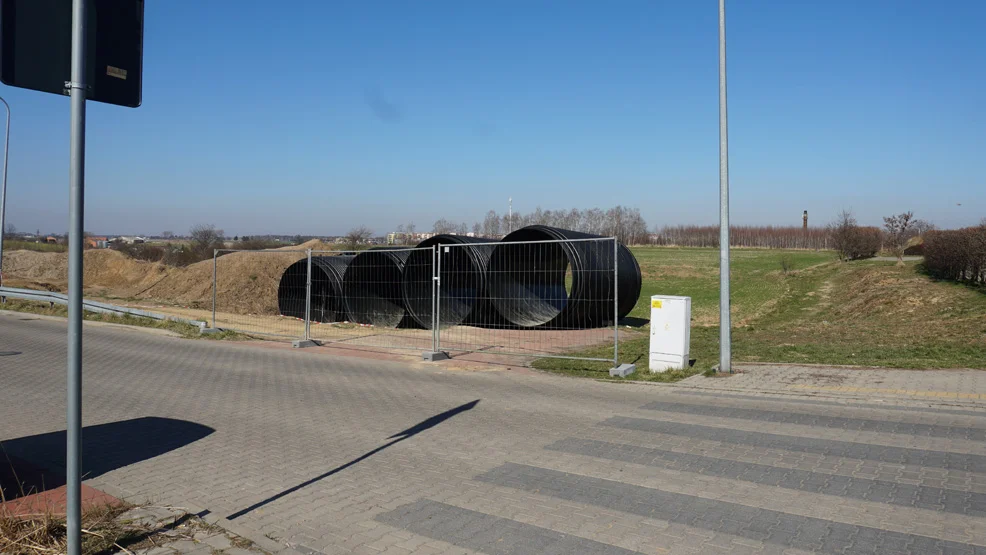 Problematyczne rury przy ul. Górnej zostały. Czy są zabezpieczone?