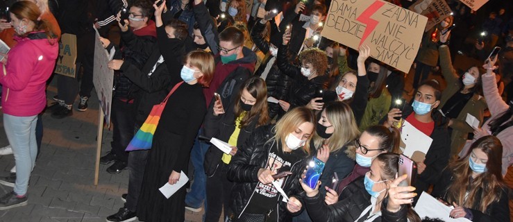 Kurator grozi palcem. Prosi o nieangażowanie się w protesty społeczne - Zdjęcie główne