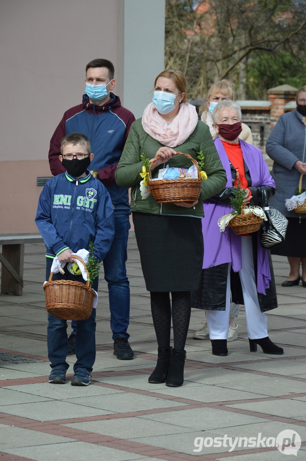 Krobia. Prymas Polski abp Wojciech Polak zachęcał do tego, by w związku z epidemią "kultywować dobry zwyczaj" święcenia pokarmów w domu, który rozpoczął się w zeszłym roku. Część wiernych wolała jednak uczestniczyć w bardziej tradycyjnej święconce