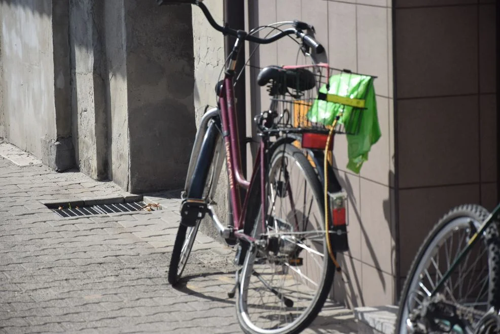 Potrącenie rowerzystki przy cmentarzu w Gostyniu. Kobieta jechała ścieżką pieszo-rowerową - Zdjęcie główne