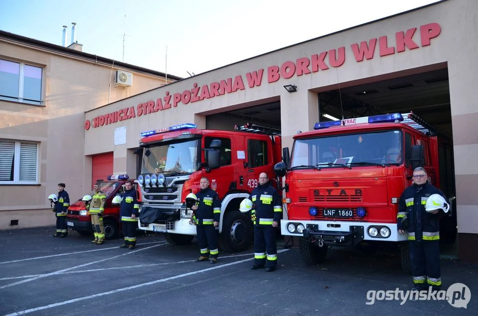 Borek Wlkp. Punktualnie o godz. 8.00 strażacy z OSP Borek Wlkp. oddali cześć ukraińskim strażakom, którzy zginęli ratując życie w Ukrainie