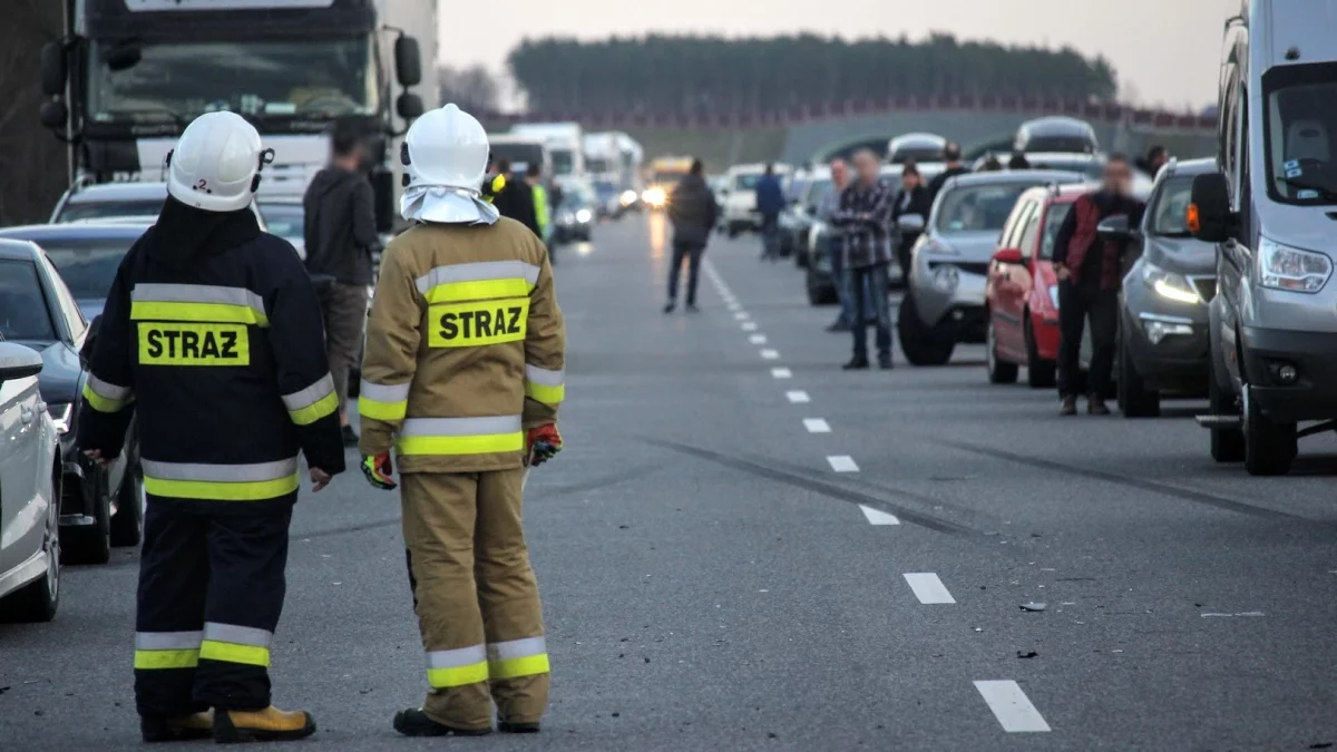 Obowiązek, nie dobra wola. Jak zachować się na drodze szybkiego ruchu, gdy dostrzeżesz korek?
