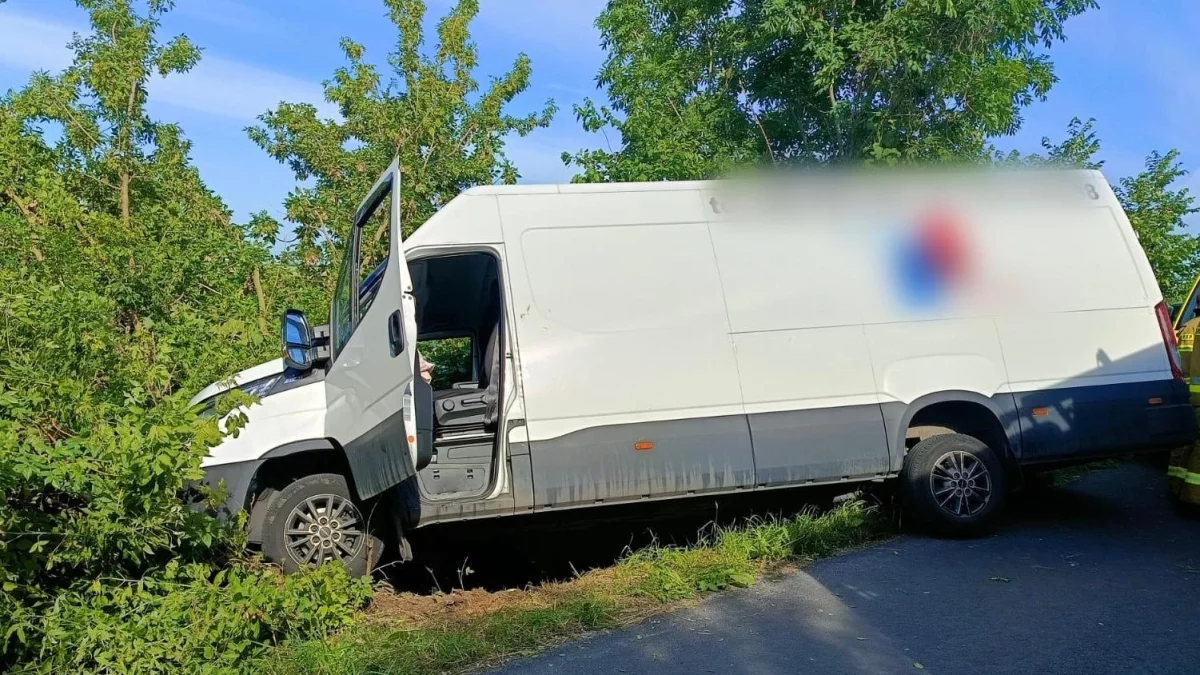 Kompletnie pijany 54-latek zjechał busem do rowu. Mężczyznę zabrała ZRM