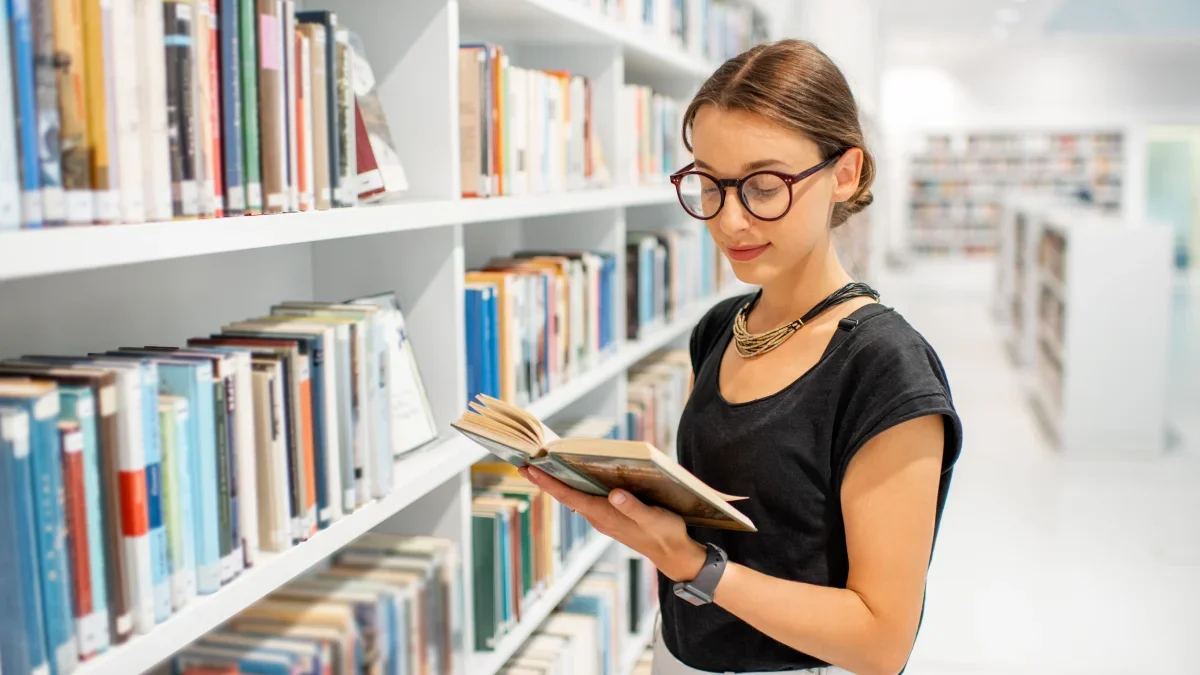 Nie możesz iść po książkę? Książka przyjdzie do ciebie. Biblioteka GCK w Poniecu wprowadza nową usługę - Zdjęcie główne