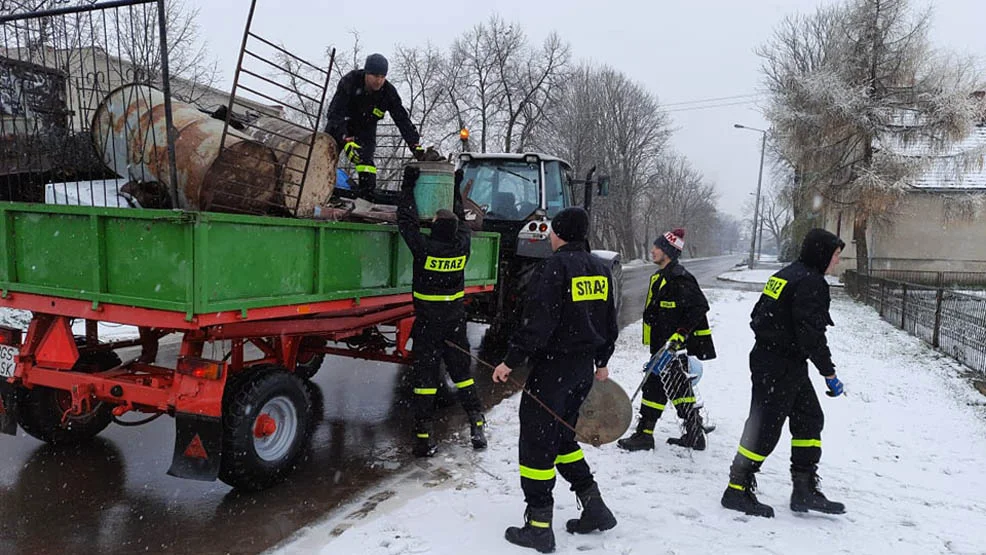 Zadowoleni druhowie z OSP Daleszyn. Złomu jest dużo, są pieniądze dla Zuzi. Akcja się powiodła. - Zdjęcie główne