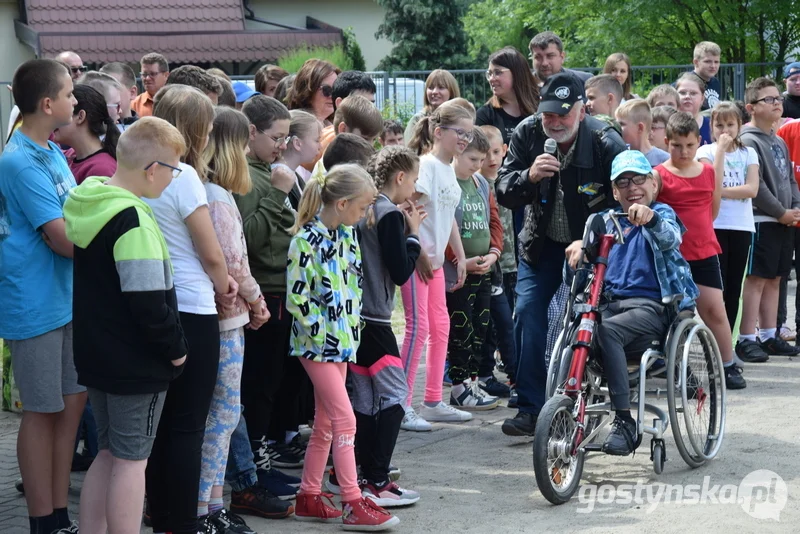 ZSS Brzezie. - Myślę, że nie tylko Kuba będzie z tego wózka korzystał, ale inne dzieci też. Czasami jest jest tak, że klasie jest jedno osoba, które jest niepełnosprawna ruchowo. Teraz inne dzieci nie będą musiały mu pomagać, poradzi sobie samo - mówi dyrektor Izabela Paszkowiak
