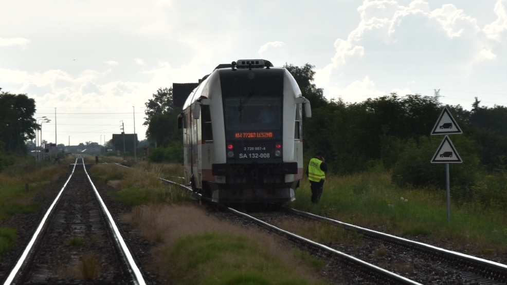 Mercedes uderzył w pociąg na przejeździe kolejowym Krzyżanki-Skoraszewice - Zdjęcie główne