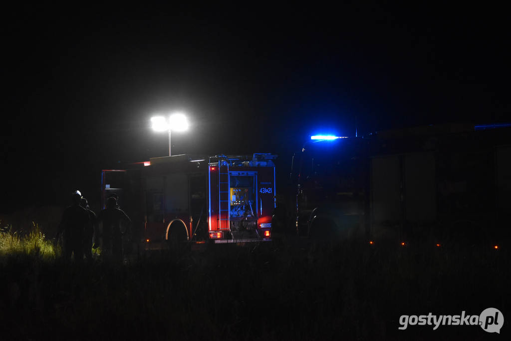 Mszczyczyn gm. Dolsk. Pożar kombajnu zbożowego. W akcji gaszeni abrali udział strazacy z powiatu gostyńskiego