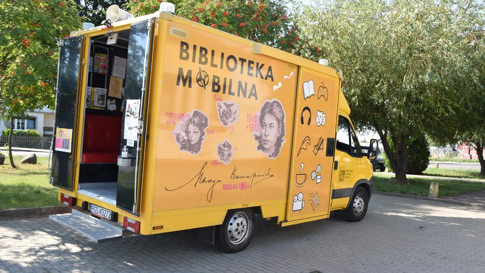 Gostyński bibliobus zastąpiła „Mobilna eM-Ka”. Na tereny wiejskie gminy Gostyń zawitała Maria Konopnicka - Zdjęcie główne