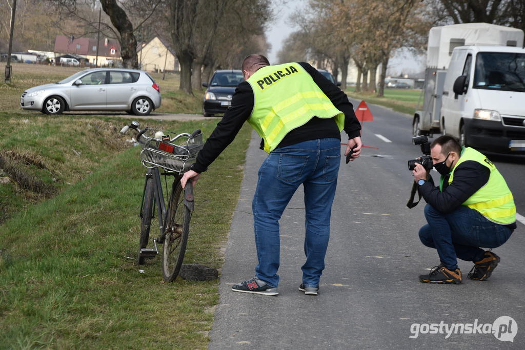 Na prostym odcinku drogi pomiędzy Bielawami Pogorzelskimi a Elżbietkowem doszło do potrącenia rowerzysty przez samochód. Nieprzytomny mężczyzna został przetransportowany śmigłowcem LPR do szpitala w Jarocinie