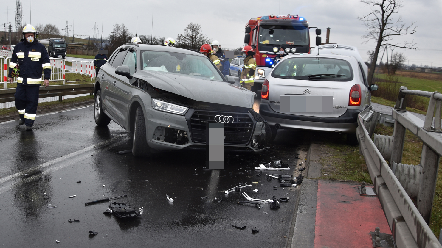 Kierowcę zgubiła brawurowa jazda. Na łuku drogi Gostyń-Grabonóg wpadł na citroena - Zdjęcie główne